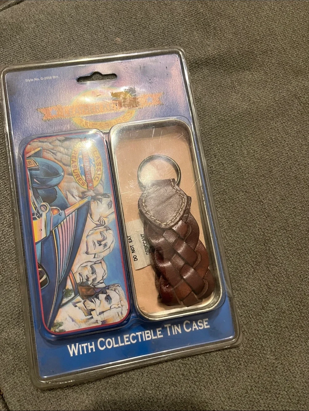 Mount  Rushmore Collection Tin / leather key chain vintage